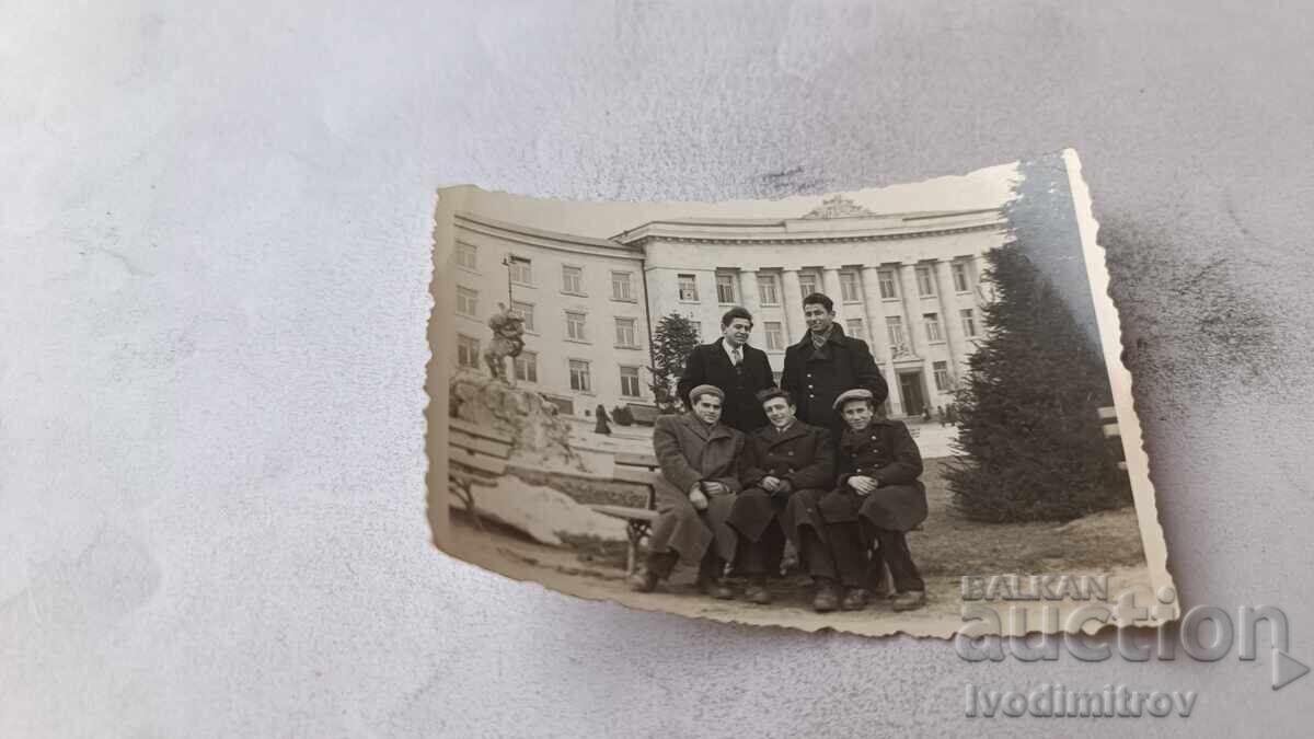 Снимка София Петима млади мъже седнали на пейка