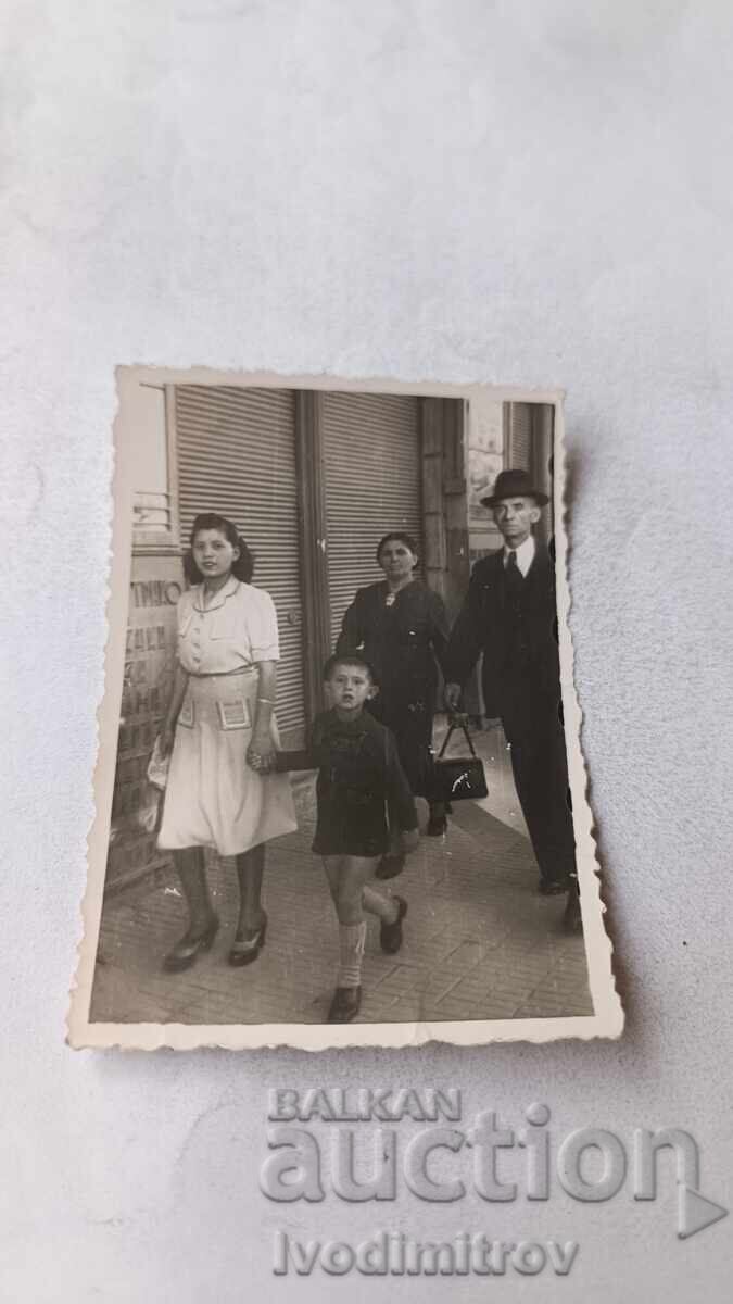 Снимка София Мъж жена момче и момиче на разходка