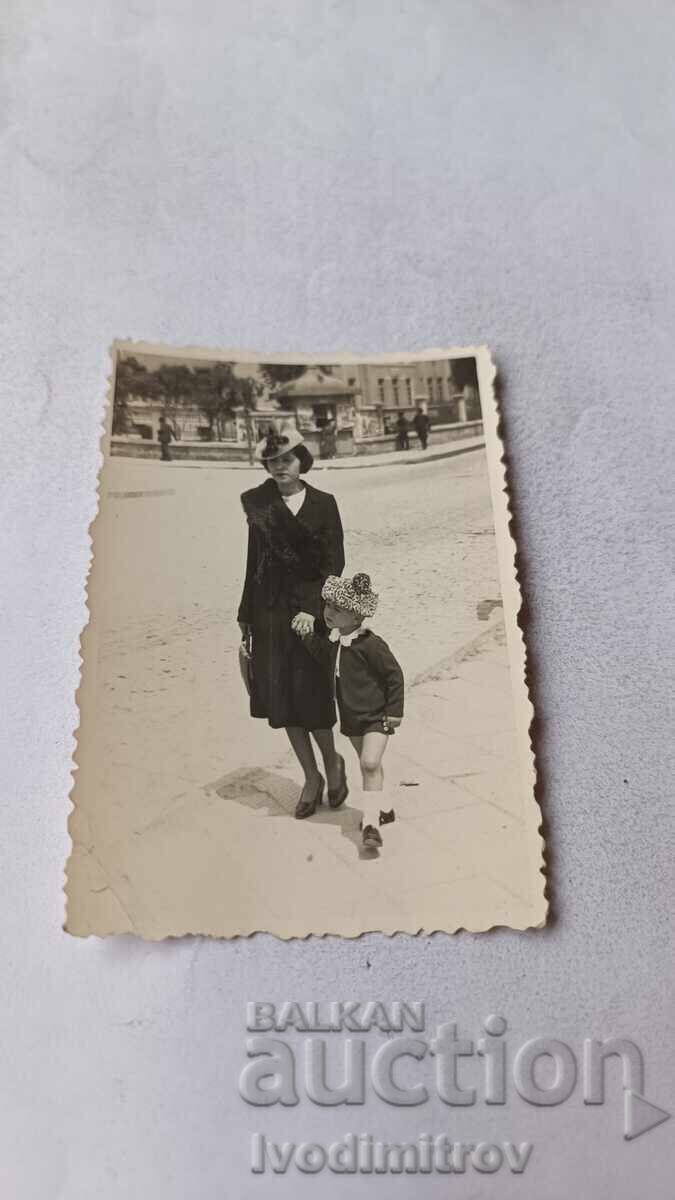 Photo Sofia Young woman and little boy on a walk Photo Sofia Young woman and little boy on a walk