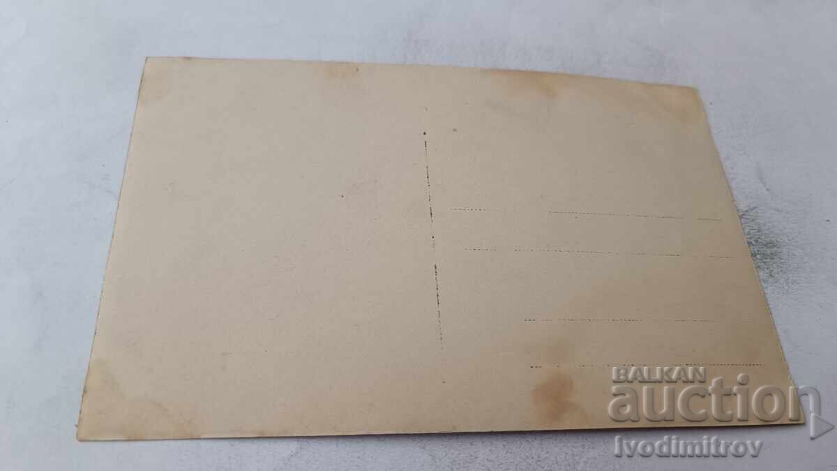 Fotografie Doi bărbați în fața unei clădiri noi cu patru etaje cu preț € 2.43 | 4.75 BGN