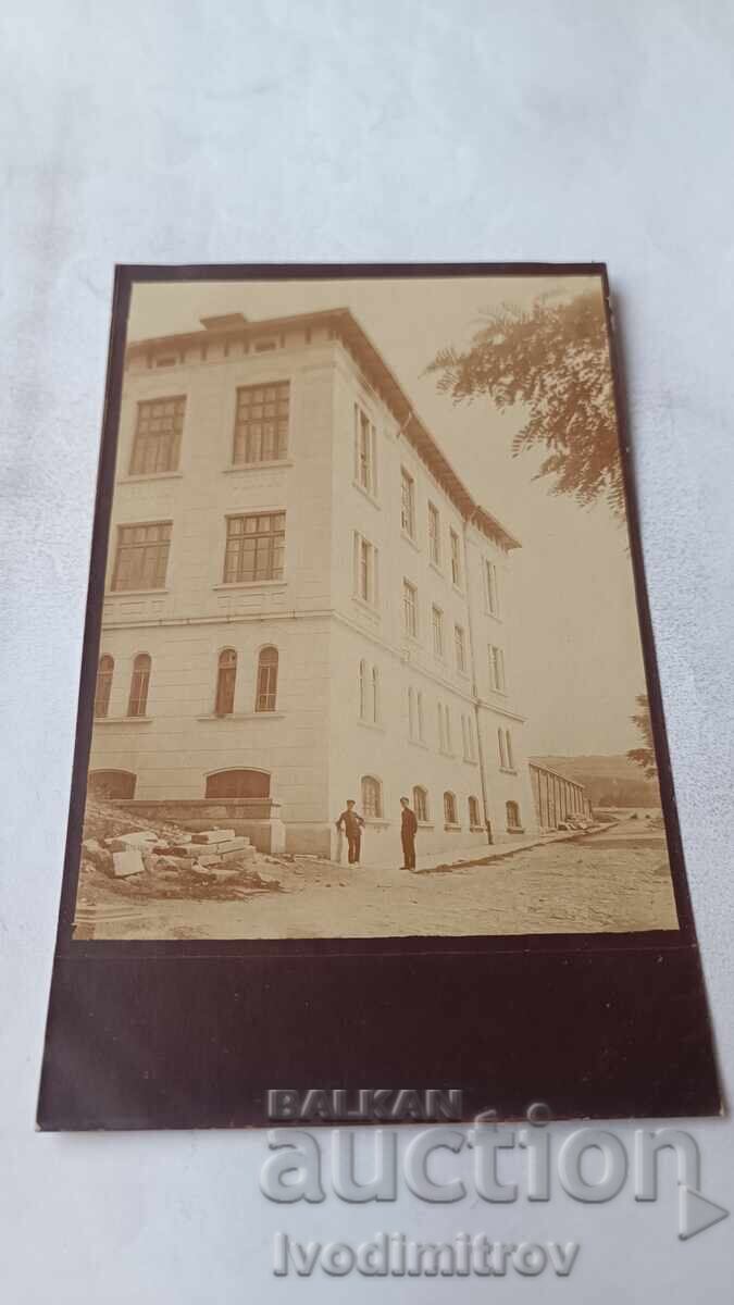 Fotografie Doi bărbați în fața unei clădiri noi cu patru etaje