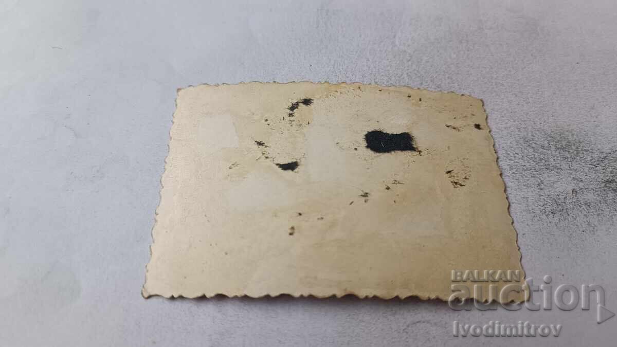 Poza Fată cu bicicletă roșie pe șosea cu preț € 0.89 | 1.74 BGN