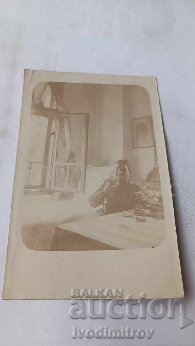 Снимка Офицер в квартирата си на фронта П С В