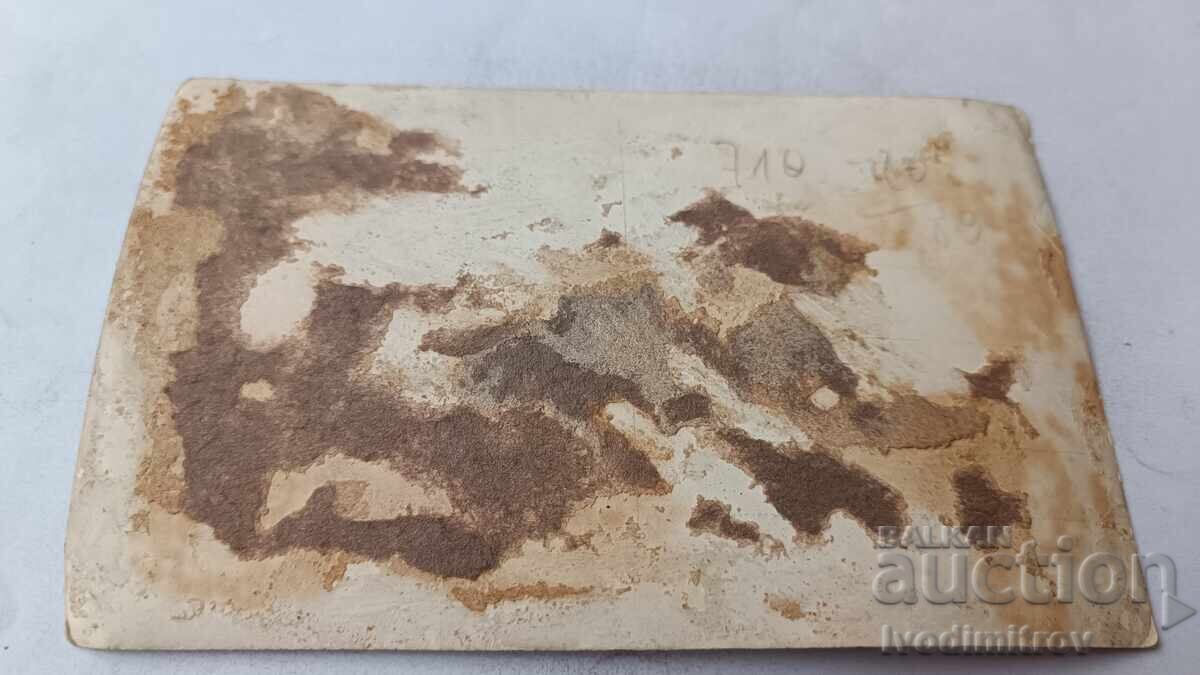 Доставка на Снимка София Млад мъж и две млади момичета на разходка