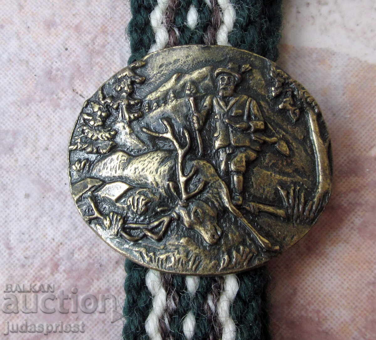 Δημοπρασία Αρχαίο κυνηγετικό σήμα, ζώνη, επωμίδα με ελάφι