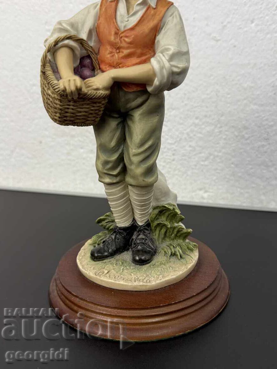 Delivery of Porcelain figurine by Leonardo. No. 8026