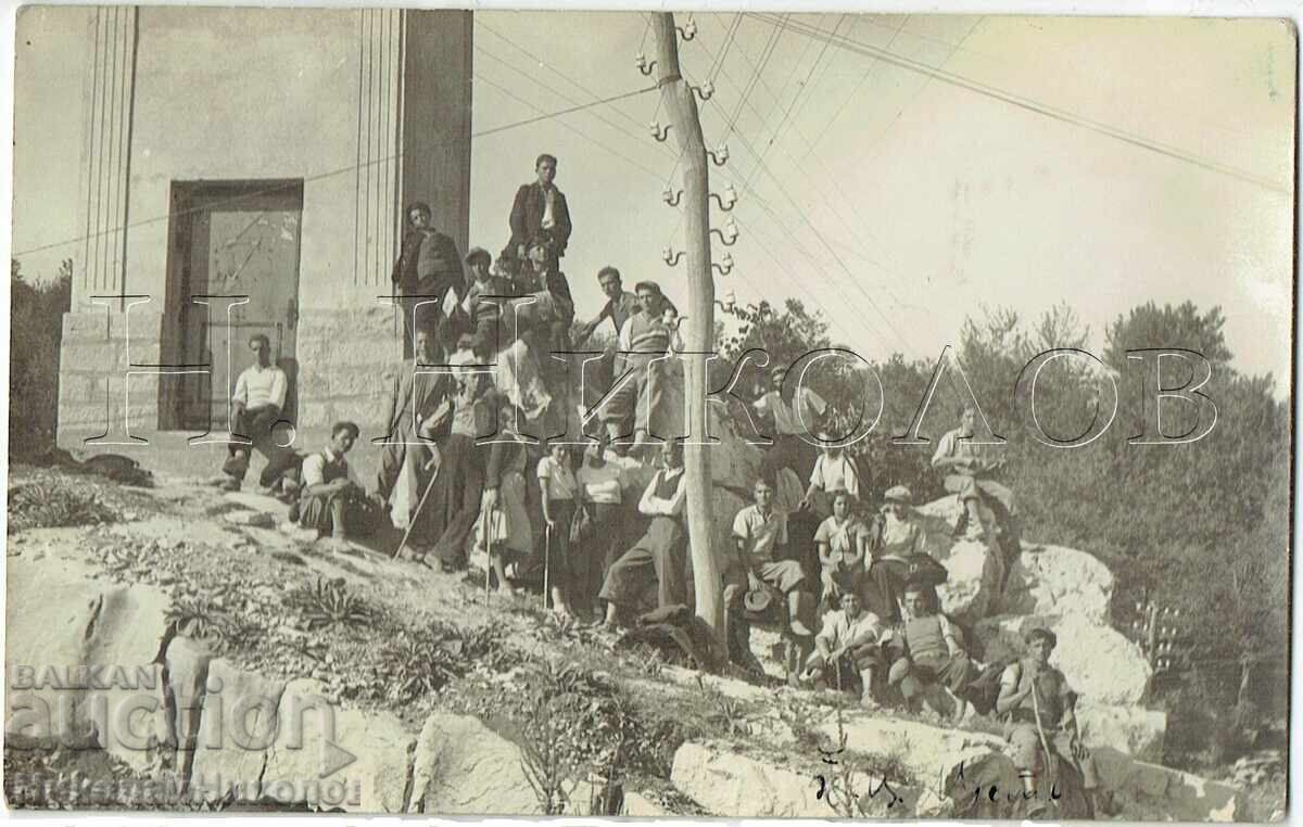 OLD PHOTO GABROVO YOUTH ON OUTING J470