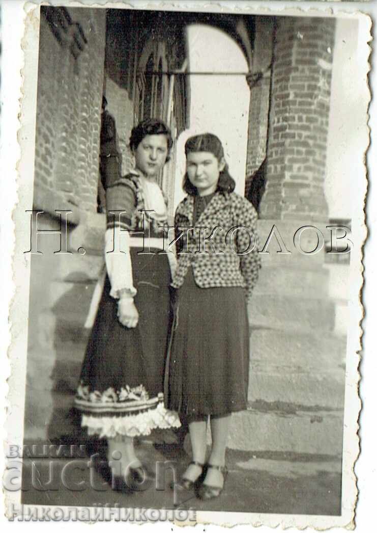 1940 SMALL OLD PHOTO SVILENGRAD GIRLS IN FRONT OF THE CHURCH J47