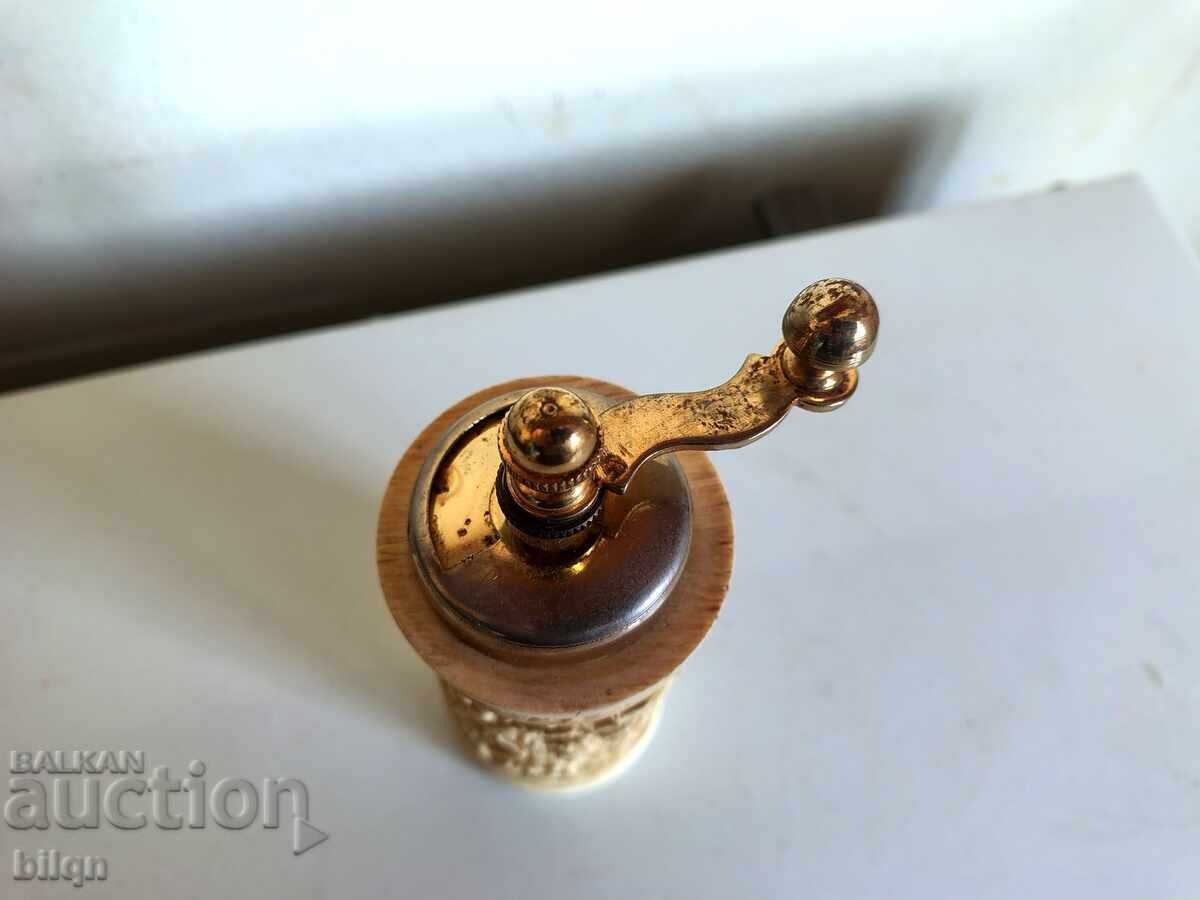 Frumos Râșniță Sculptată Pentru Sare Și Piper cu preț € 15.98 | 31.25 BGN