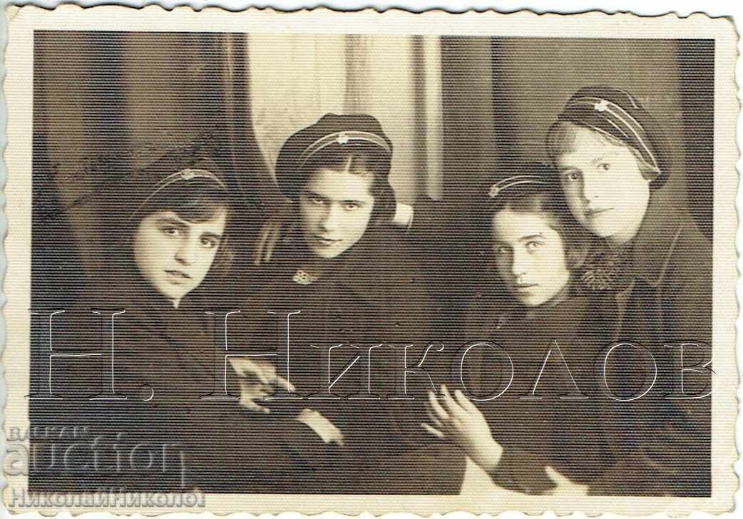 1934 MIC POZĂ VECHE ELEVE DE GIMNAZIU ÎN STUDIO J472
