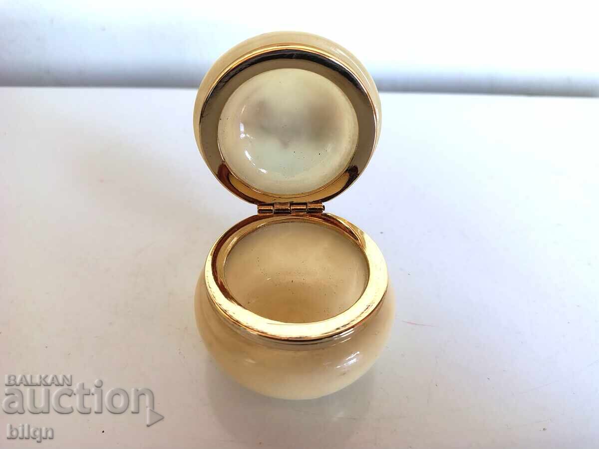 Аукцион Прекрасна Италианска Кутийка От Алабастър Аукцион Прекрасна Италианска Кутийка От Алабастър