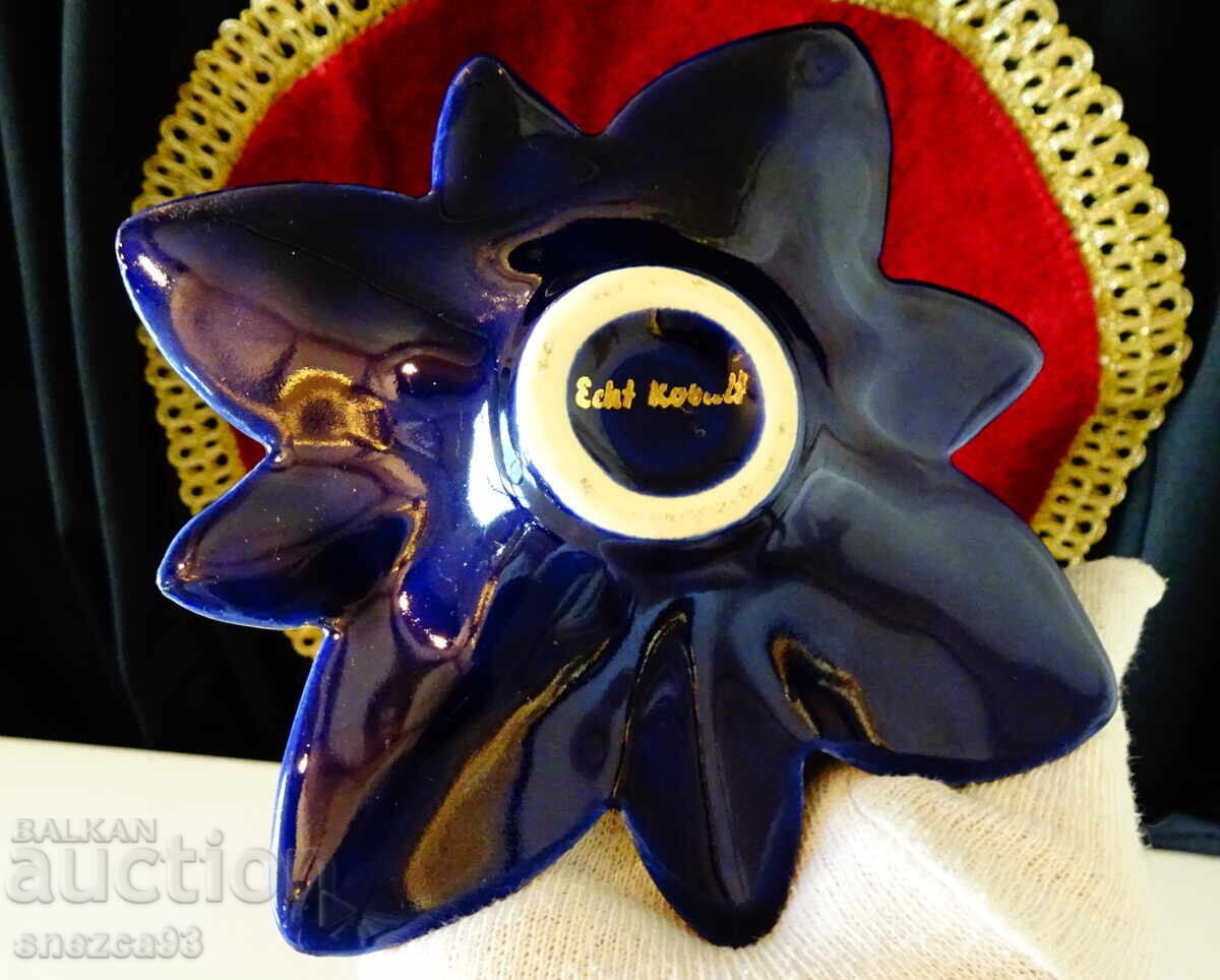 Παράδοση Portselanov sveshtnik, pepelnik tsvete, zlato, kobalt Παράδοση Portselanov sveshtnik, pepelnik tsvete, zlato, kobalt