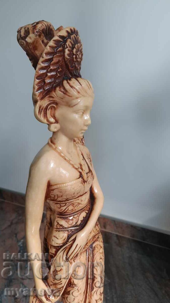 Аукцион Статуетка от остров Бали на танцьорка в традиционни одежди. Аукцион Статуетка от остров Бали на танцьорка в традиционни одежди.