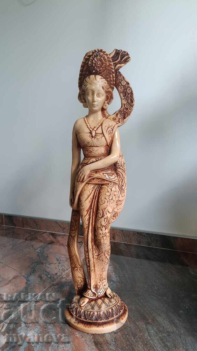 Доставка на Статуетка от остров Бали на танцьорка в традиционни одежди. Доставка на Статуетка от остров Бали на танцьорка в традиционни одежди.