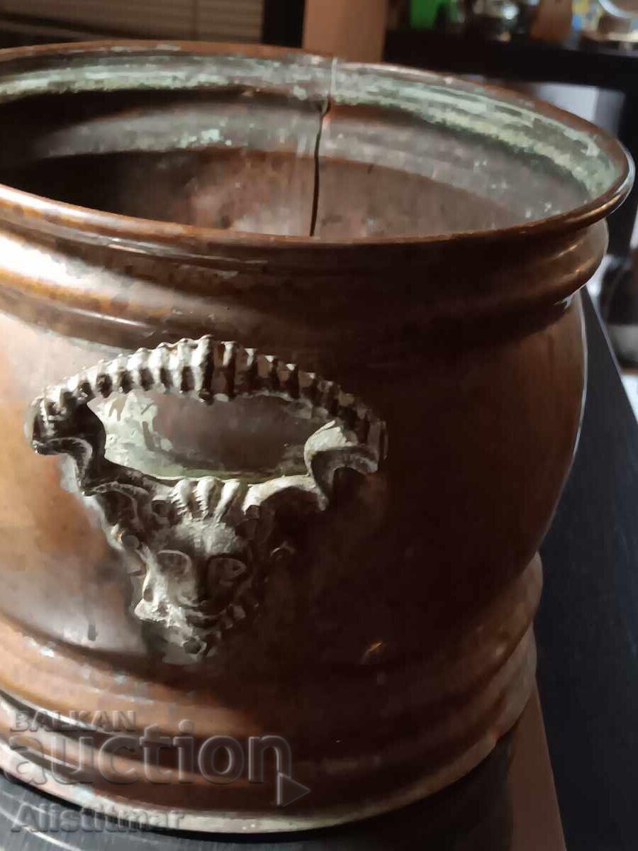 Аукцион Съд кашпа в кръгла форма Аукцион Съд кашпа в кръгла форма