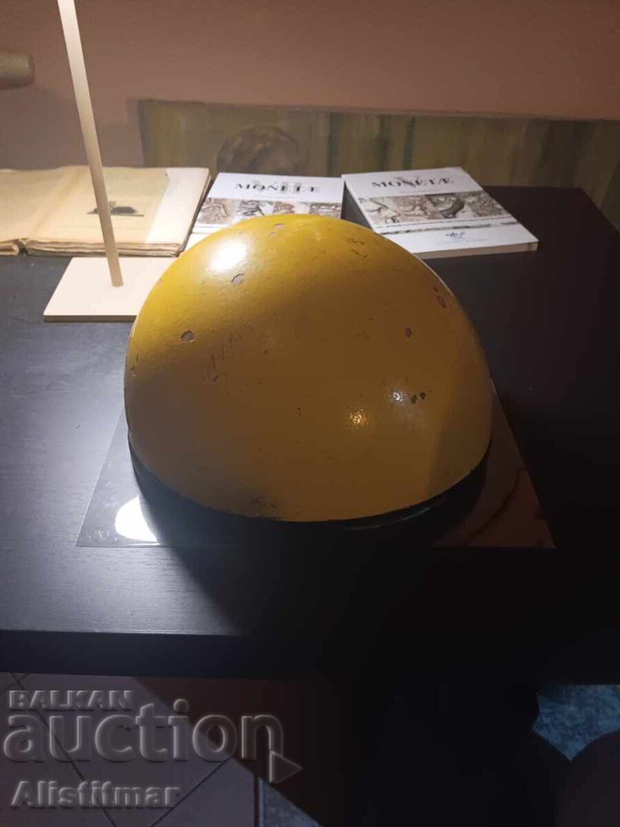 Ретро каска за мотоциклет, жълт цвят с цена € 20.00 | 39.12 лв.