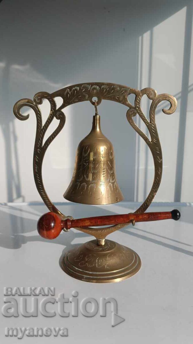Vintage, alamă, gong de birou cu clopot și băț de lemn cu preț € 40.00 | 78.23 BGN