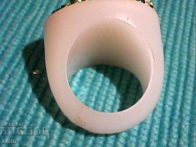 Licitație Frumos inel de damă din piatră