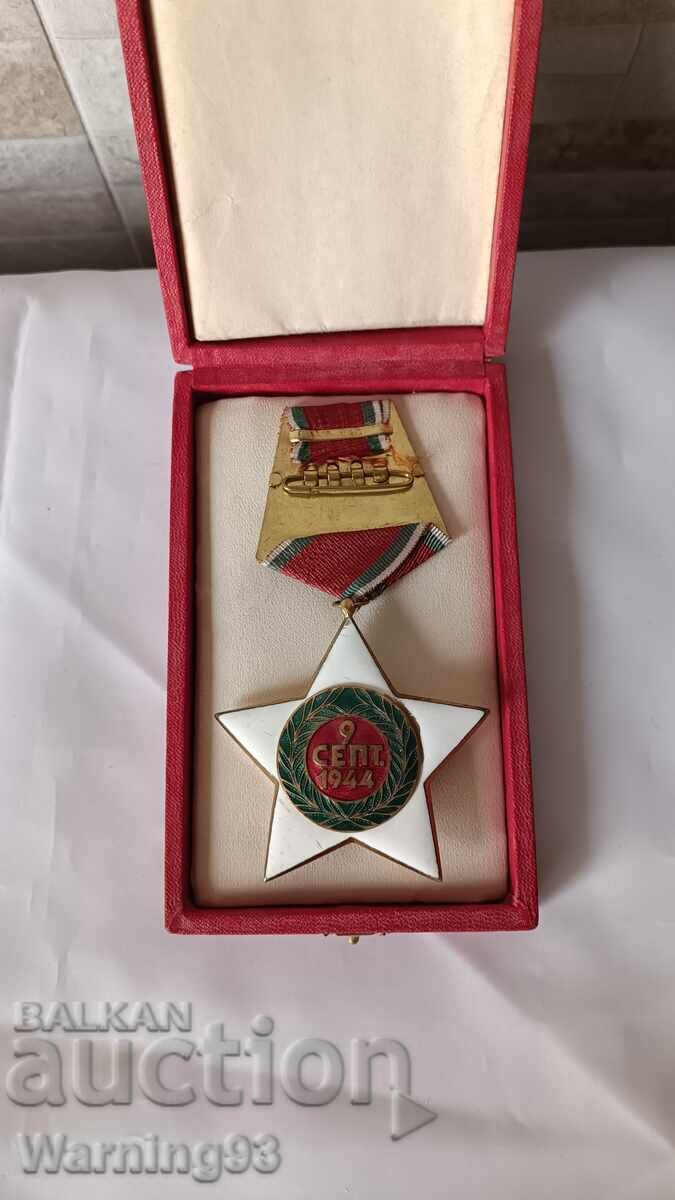 Ordinul 9 septembrie - 1944 - Clasa I - emisiuni timpurii + decret cu preț € 120.00 | 234.70 BGN