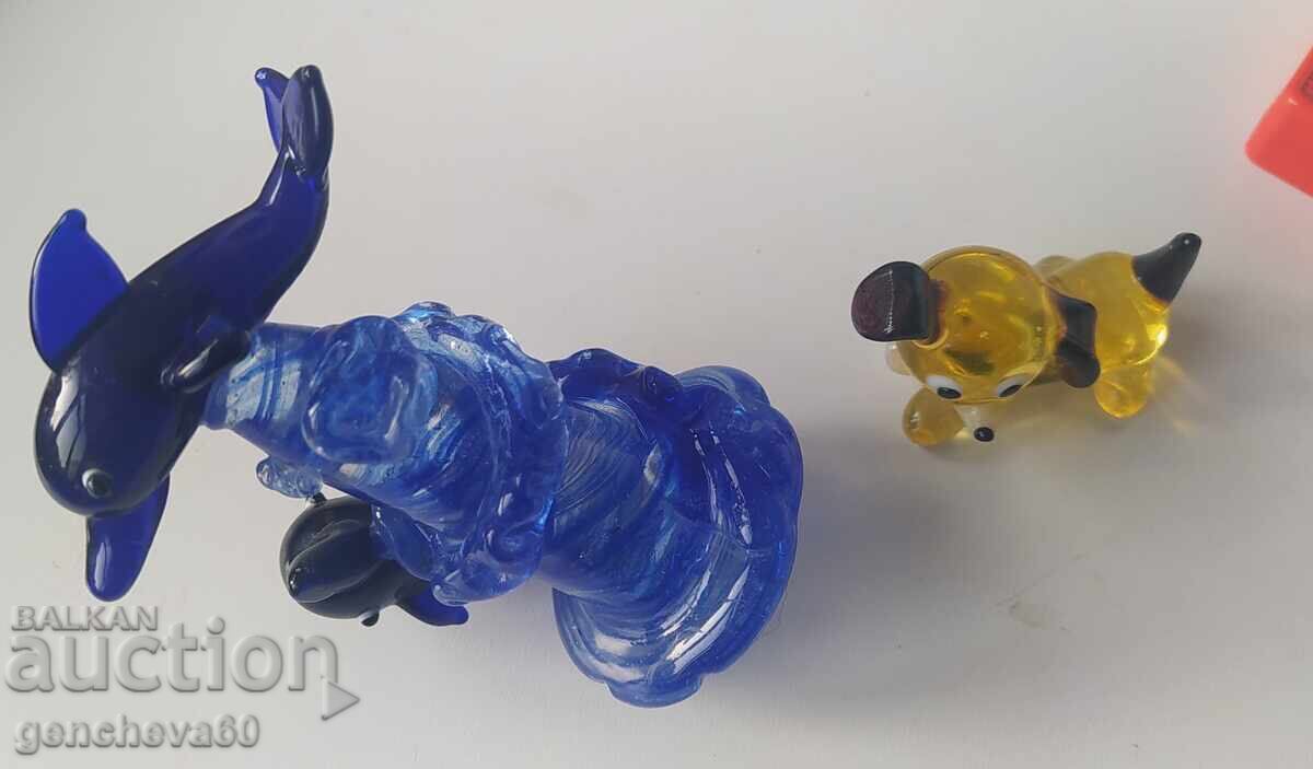 Livrarea Figurine din sticlă - delfini și cățeluș Livrarea Figurine din sticlă - delfini și cățeluș