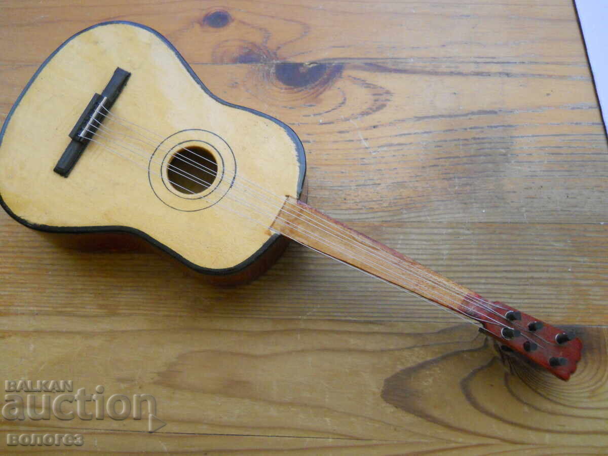 Старинна миниатюрна китара с калъф с цена € 33.30 | 65.13 лв.