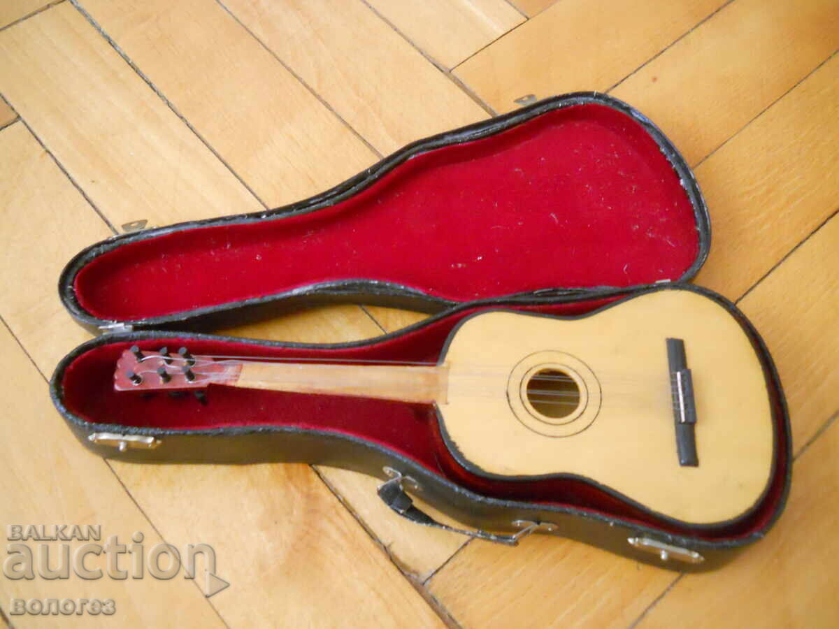Старинна миниатюрна китара с калъф