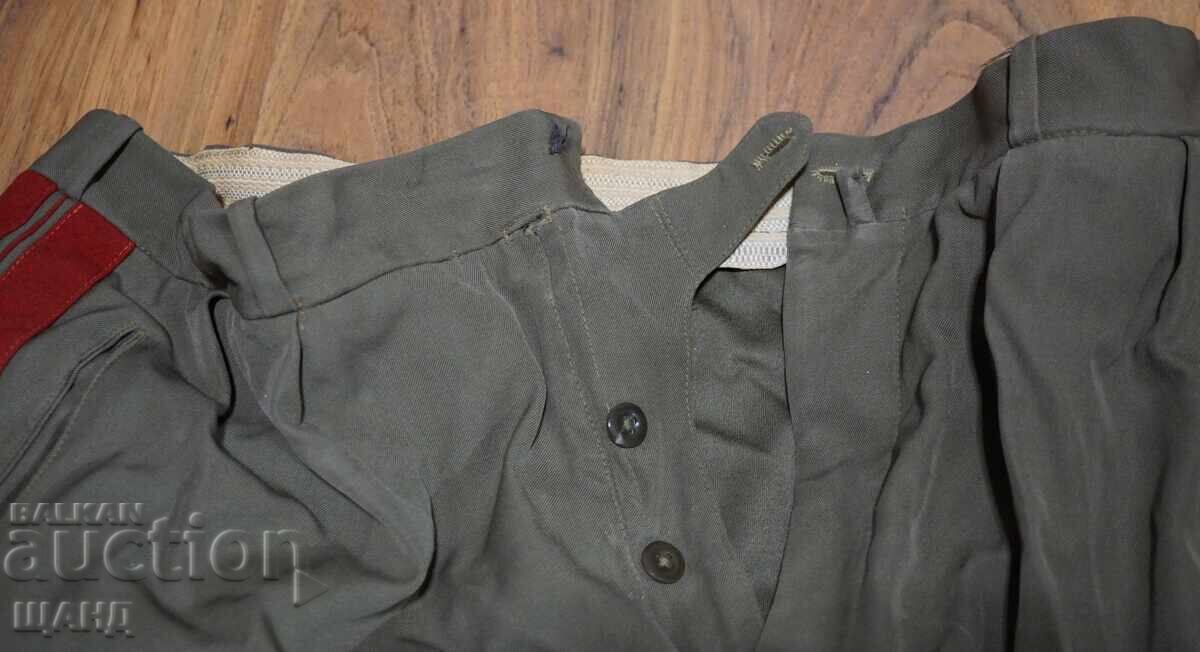 Licitație Vechi pantalon de general, uniformă militară de ofițer Licitație Vechi pantalon de general, uniformă militară de ofițer