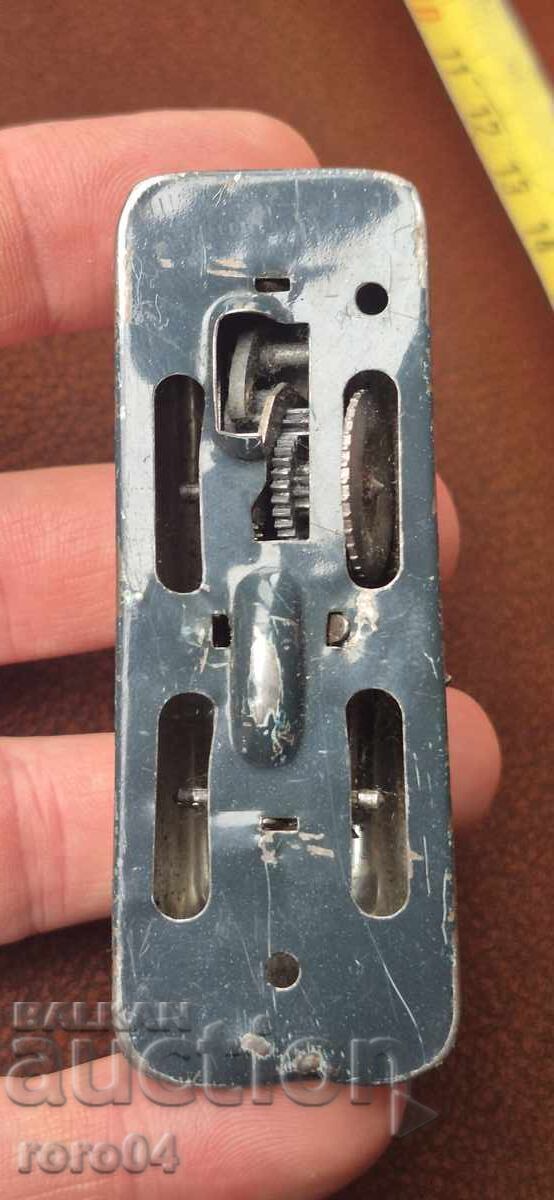 MAȘINĂ VECHE DIN TINICHELI MECANICĂ - 7