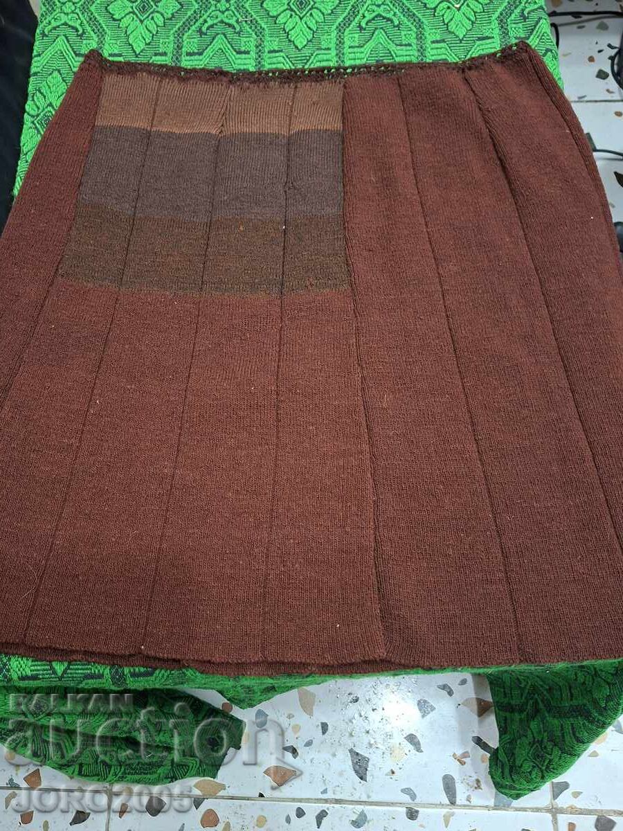 Fustă sau parte din lână tricotată manual