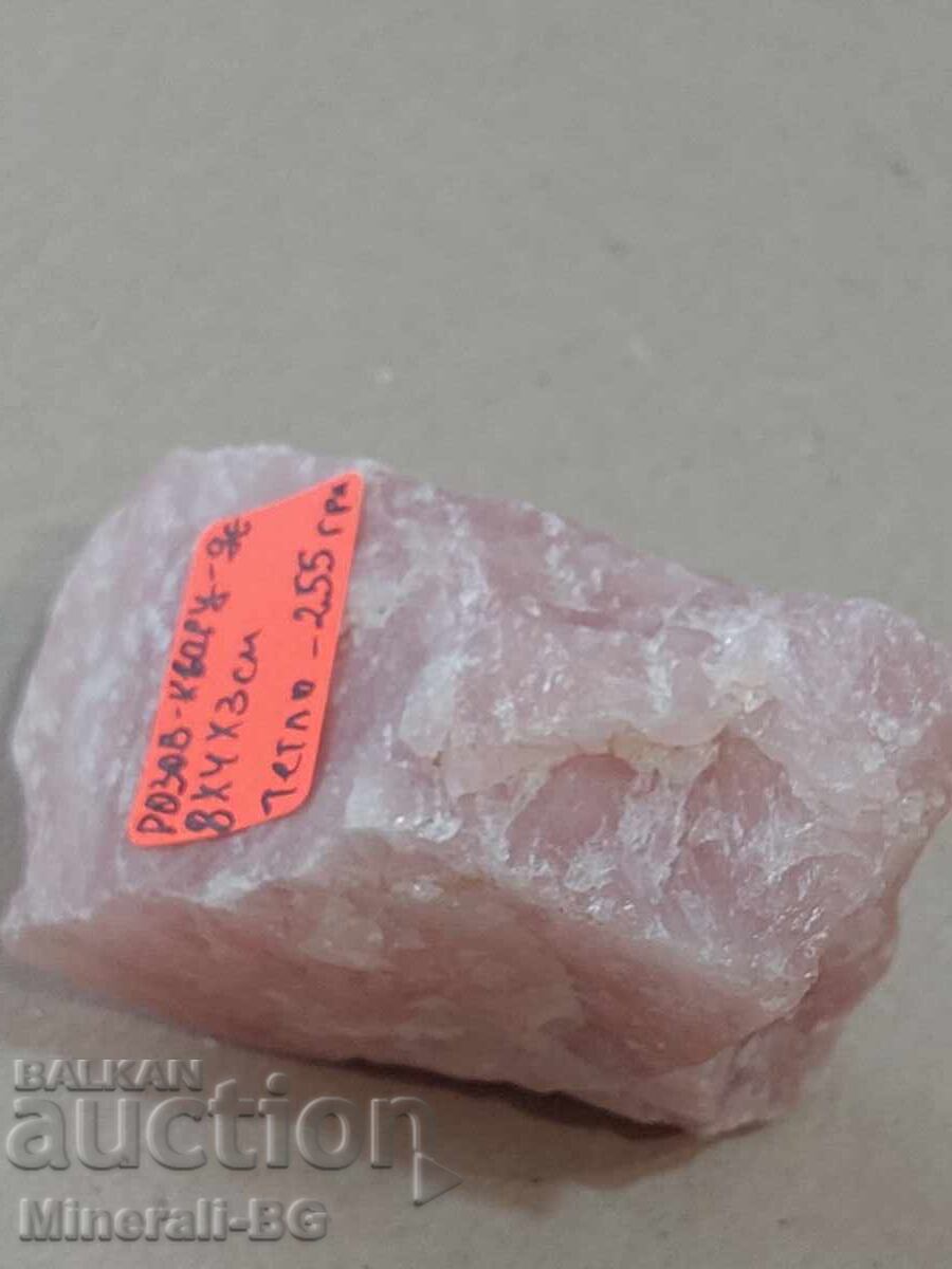 Розов кварц не обработен.