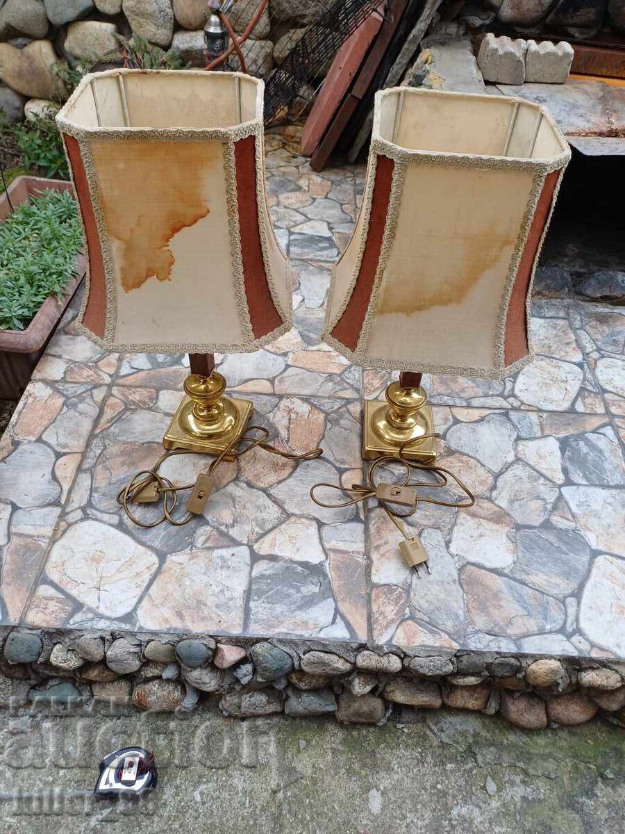 Παλιά επιτραπέζια φωτιστικά σε λειτουργία Παλιά επιτραπέζια φωτιστικά σε λειτουργία