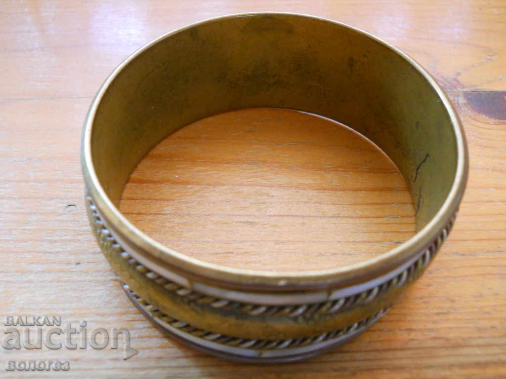 Auction Old bracelet with mother-of-pearl ornaments Auction Old bracelet with mother-of-pearl ornaments