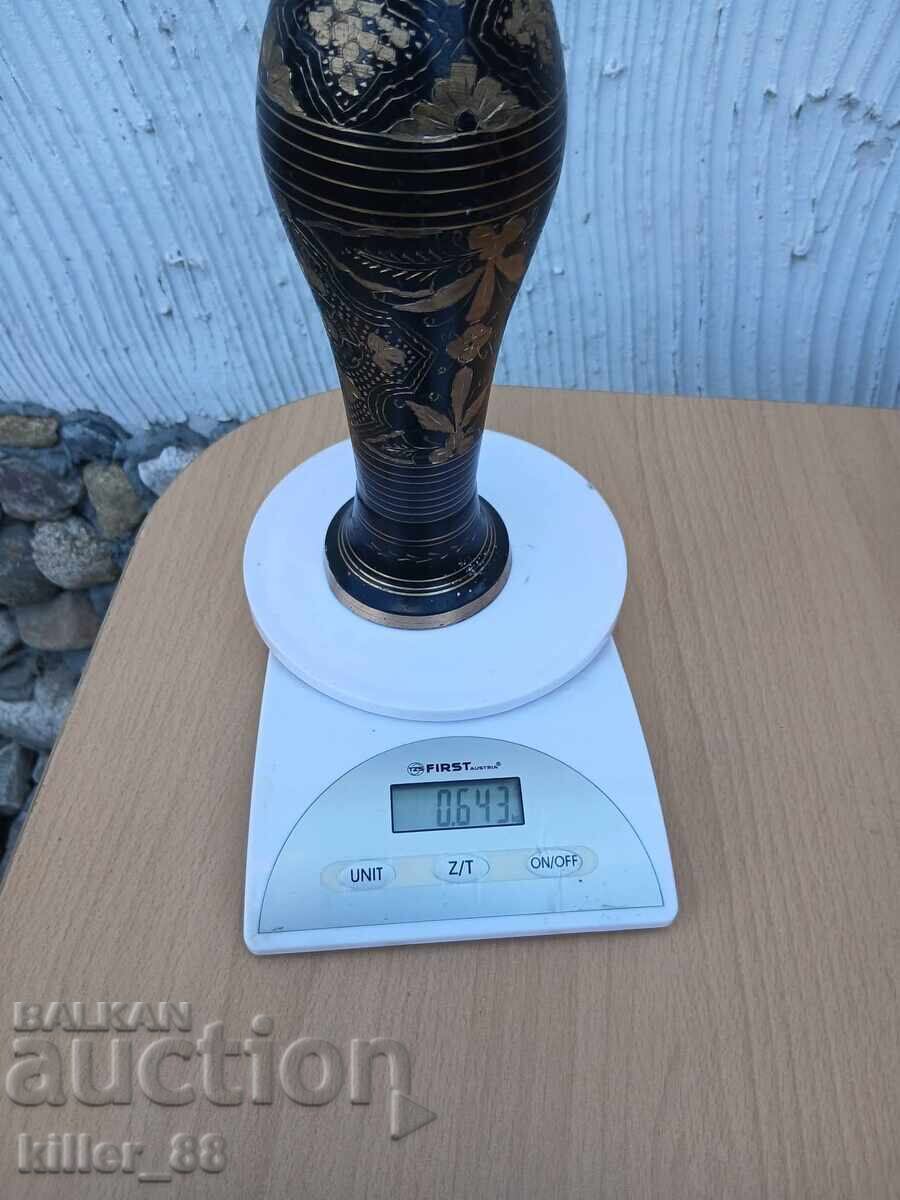 Бронзова ваза с гравюри с цена € 20.00 | 39.12 лв.