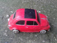 mică mașină roșie FIAT 500