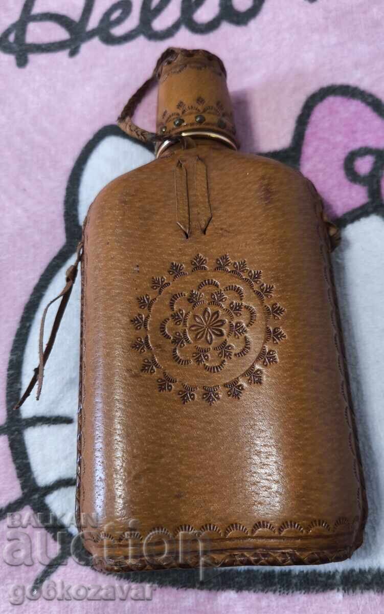 Винтидж бутилка, покрита с кожа и метални нитове с цена € 10.00 | 19.56 лв.