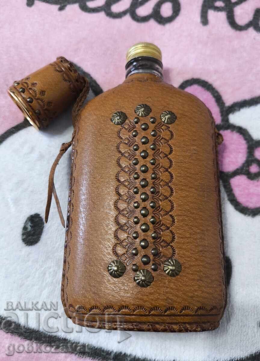 Аукцион Винтидж бутилка, покрита с кожа и метални нитове