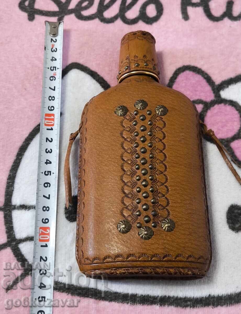 Винтидж бутилка, покрита с кожа и метални нитове - 5