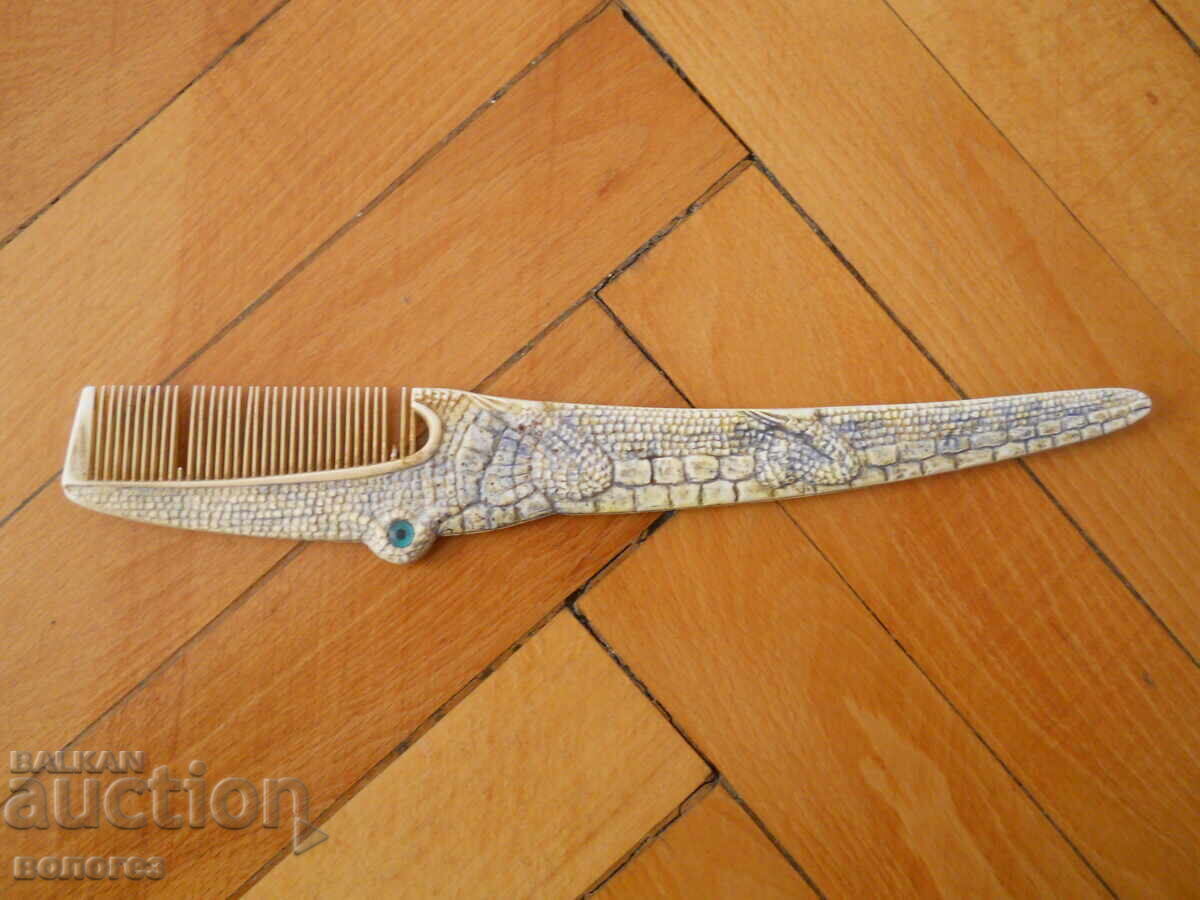 Pieptene vintage în formă de aligator - Franța cu preț € 25.00 | 48.90 BGN
