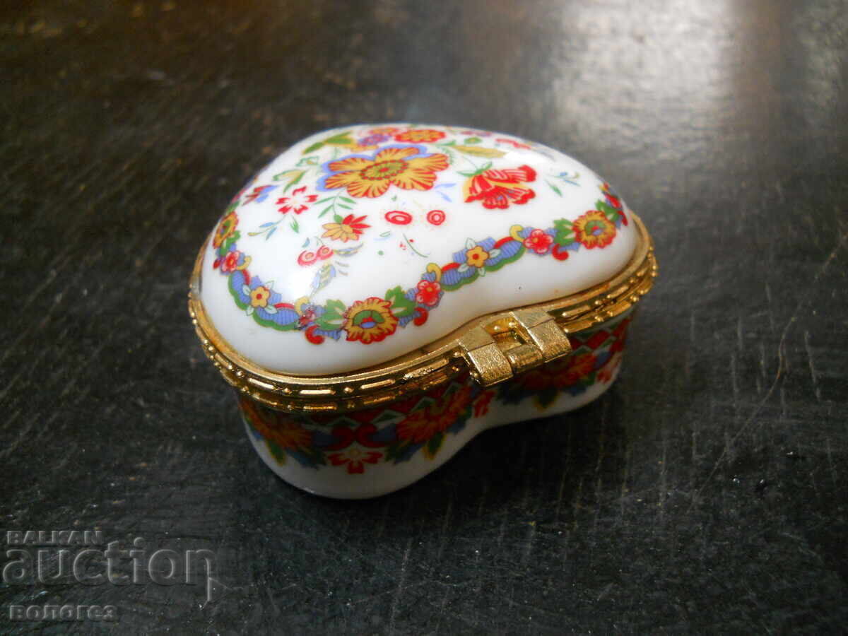 Licitație Cutie de bijuterii din porțelan în formă de inimă