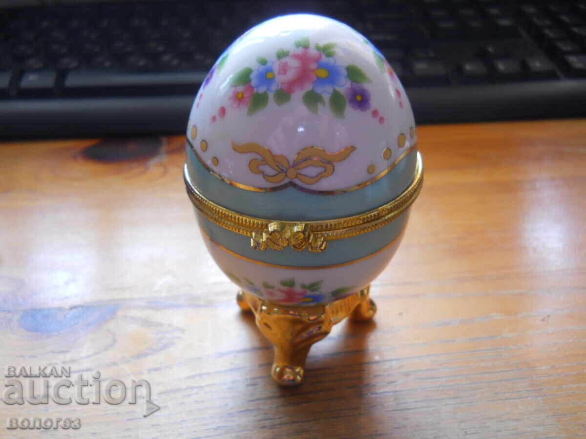 Cutie de porțelan pentru bijuterii în formă de ou cu preț € 17.90 | 35.01 BGN