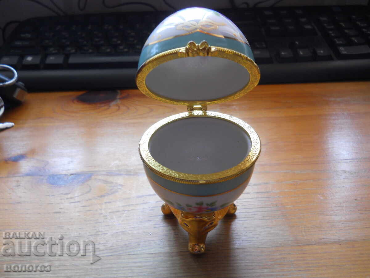 Licitație Cutie de porțelan pentru bijuterii în formă de ou