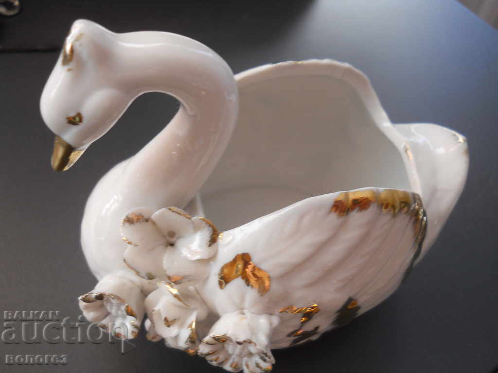 Auction  Porcelain jewelry box - swan