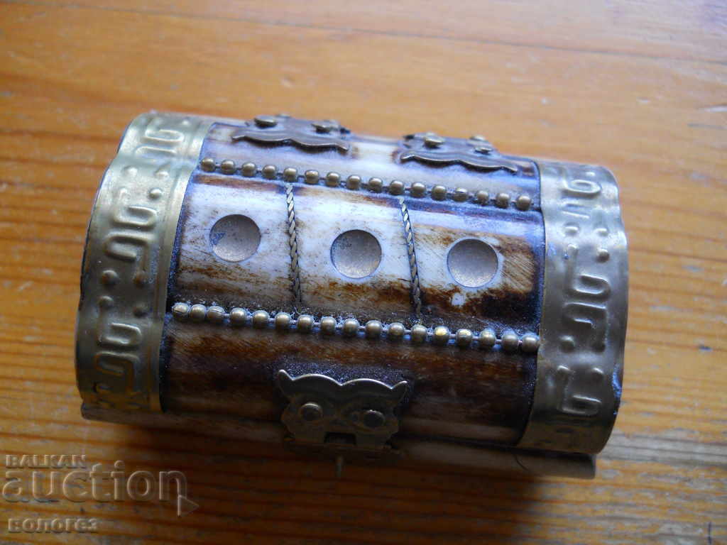 Cutie antică din os de cămilă cu ornamente din bronz cu preț € 10.30 | 20.15 BGN