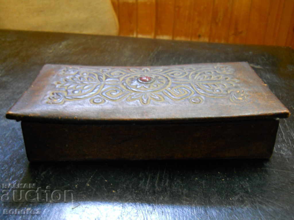 Antique jewelry box made of natural leather with price € 12.80 | 25.03 BGN Antique jewelry box made of natural leather with price € 12.80 | 25.03 BGN