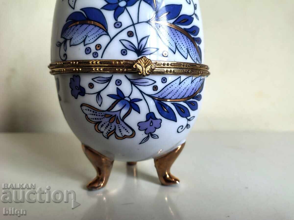 Licitație Cutie de bijuterii din porțelan, superbă, în formă de ou