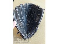 Leather baseball glove for connoisseurs