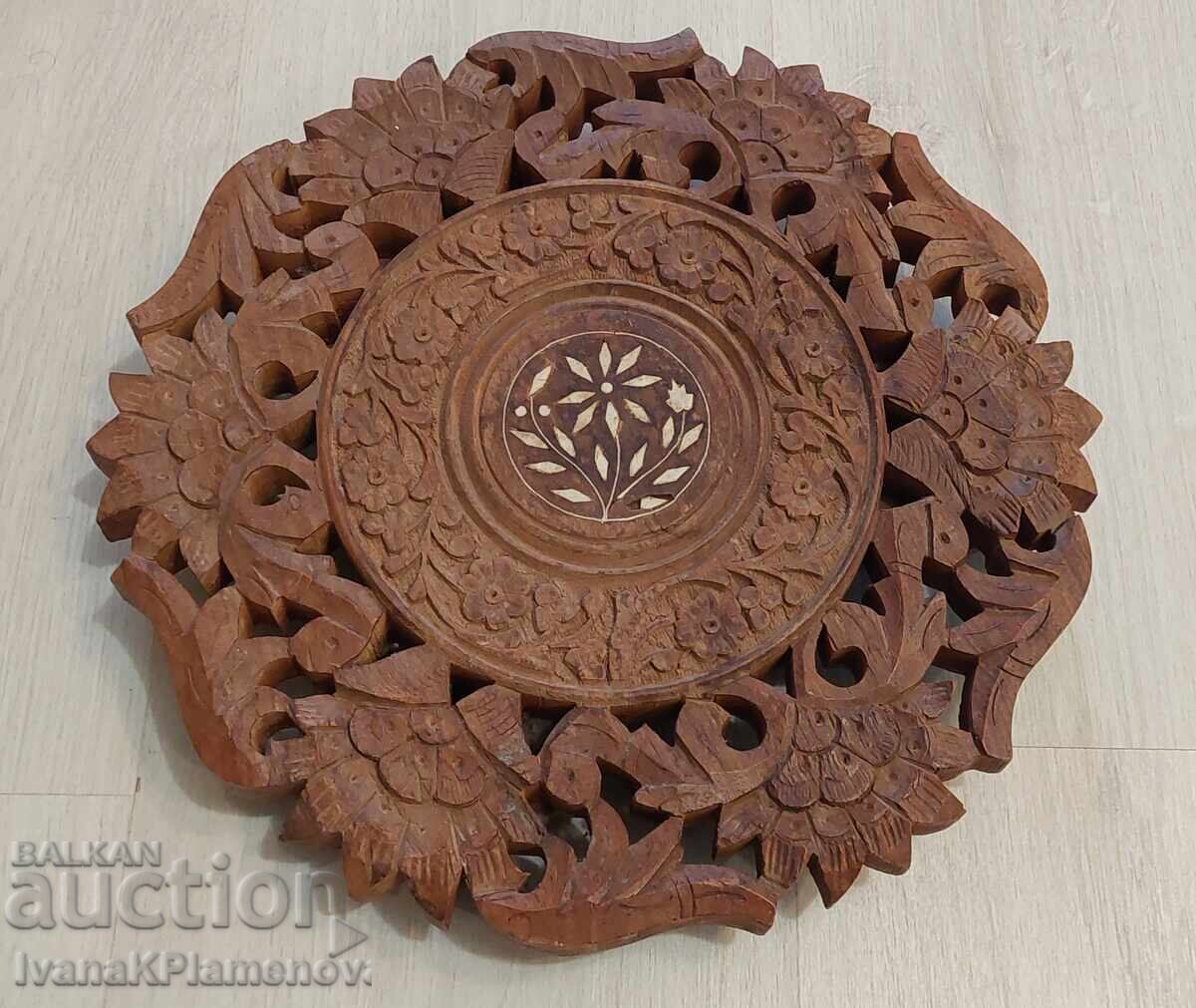 Măsuță sculptată în lemn, mică, pentru cunoscători, înălțime 34cm cu preț € 60.00 | 117.35 BGN