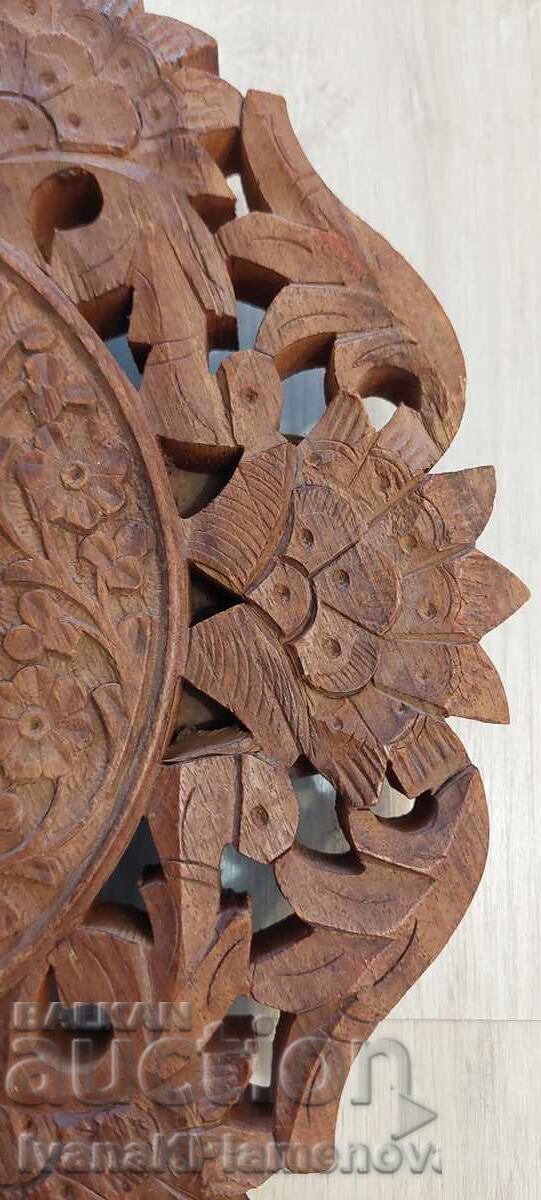 Livrarea Măsuță sculptată în lemn, mică, pentru cunoscători, înălțime 34cm Livrarea Măsuță sculptată în lemn, mică, pentru cunoscători, înălțime 34cm