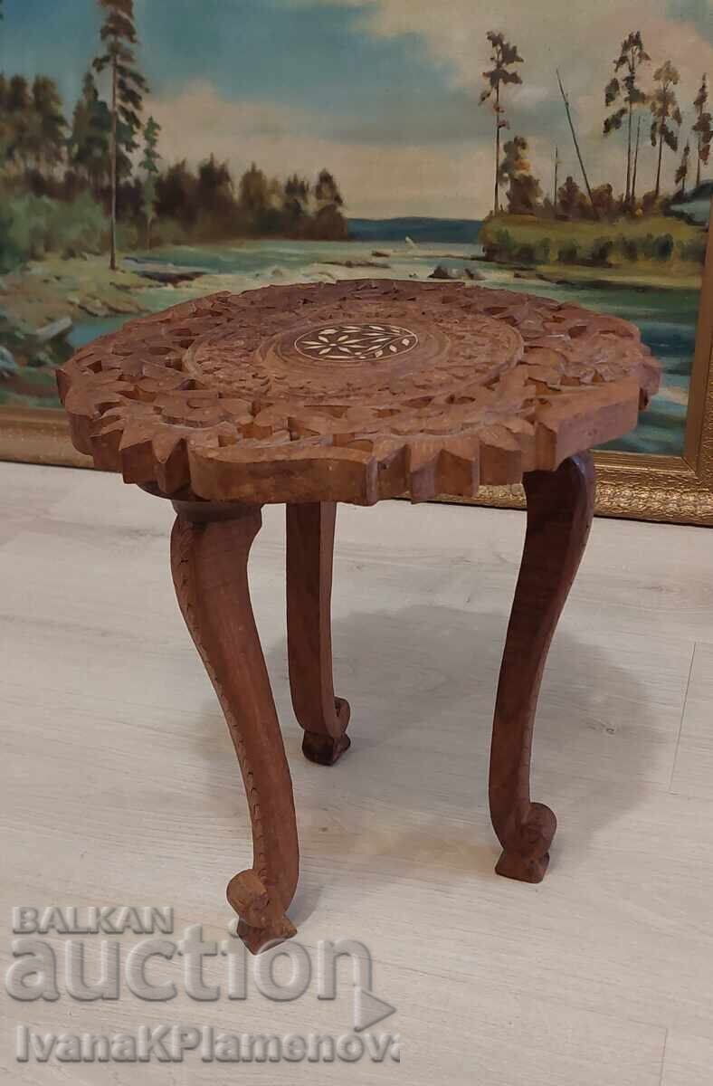 Măsuță sculptată în lemn, mică, pentru cunoscători, înălțime 34cm Măsuță sculptată în lemn, mică, pentru cunoscători, înălțime 34cm
