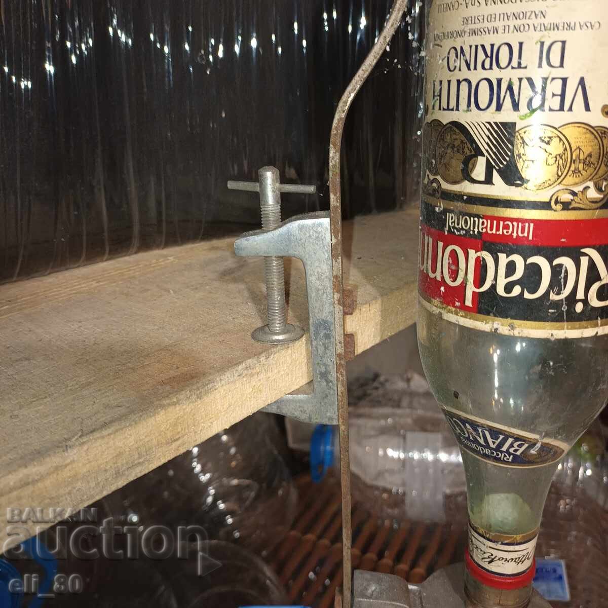 Аукцион метална стойка за бутилка.
